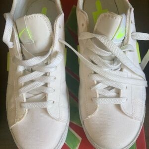 Nike White Low-Top Sneakers Minimalist Design